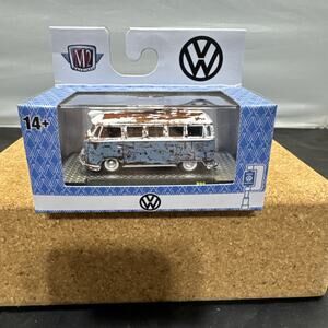 M2 Machines Auto-Thentics R85 1958 VW Microbus 15 Window USA Model Patina 1:64